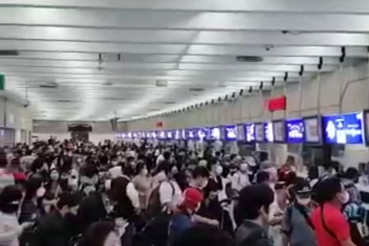 Penumpang pesawat di Terminal 1 Bandara Soekarno-Hatta (tangkapan layar video)