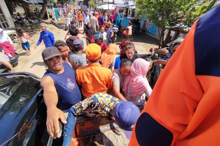 BPBD Dompu saat menyalurkan bantuan logistik bagi korban banjir di Kelurahan Kandai II, Selasa (5/12/2023).