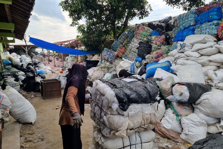 Pekerja menimbang sampah CV Bina Usaha Mandiri di Nogosari, Boyolali, Jawa Tengah, Jumat (5/7/2024).