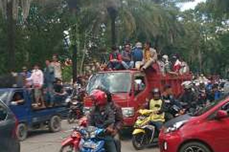 Ribuan masyarakat Konawe dengan menggunakan truk dan motor demo mendesak gubernur Sultra untuk segera mengaktifkan kembali kawasan Mega Industri Pertambangan di Kecamatan Morosi, Kabupaten Konawe, Sulawesi Tenggara, Senin (7/3/2016).