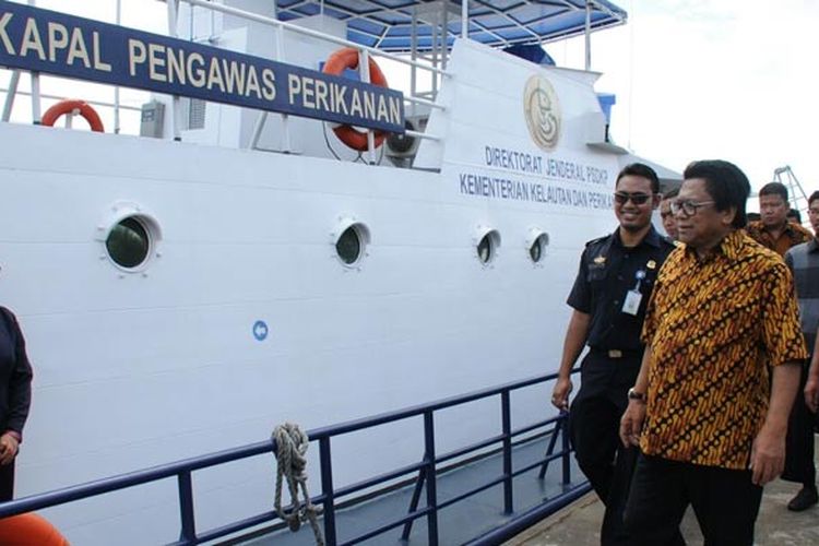 Wakil Ketua MPR RI Oesman Sapta Odang saat berkunjung ke Stasiun Pengawasan Sumber Daya Kelautan Perikanan (PSDKP) Pontianak, Selasa (21/3/2017).