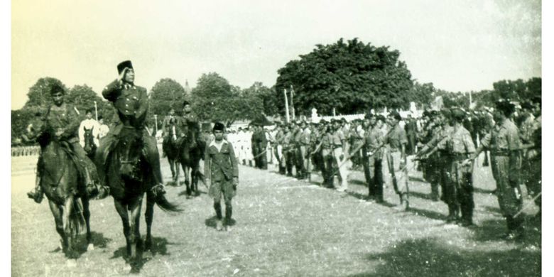 Foto dokumentasi saat Soekarno menunggang kuda dan menjadi inspektur upacara, 5 Oktober 1946