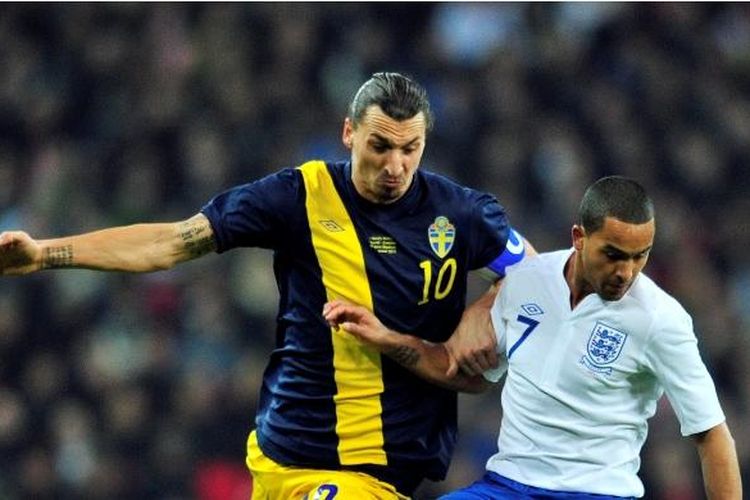 Zlatan Ibrahimovic berduel dengan Theo Walcott saat Swedia melawan Inggris pada partai uji coba di Stadion Wembley, 15 November 2011.