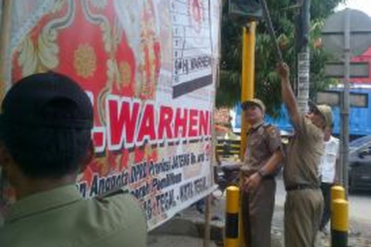 Komisi Pemilihan Umum bersama Panitia Pengawas Pemilu serta Satuan Polisi Pamong Praja Brebes, Kamis (7/11/2013) siang, menertibkan atribut kampanye yang terpasang di jalan protokol dan jalur pantura Brebes.