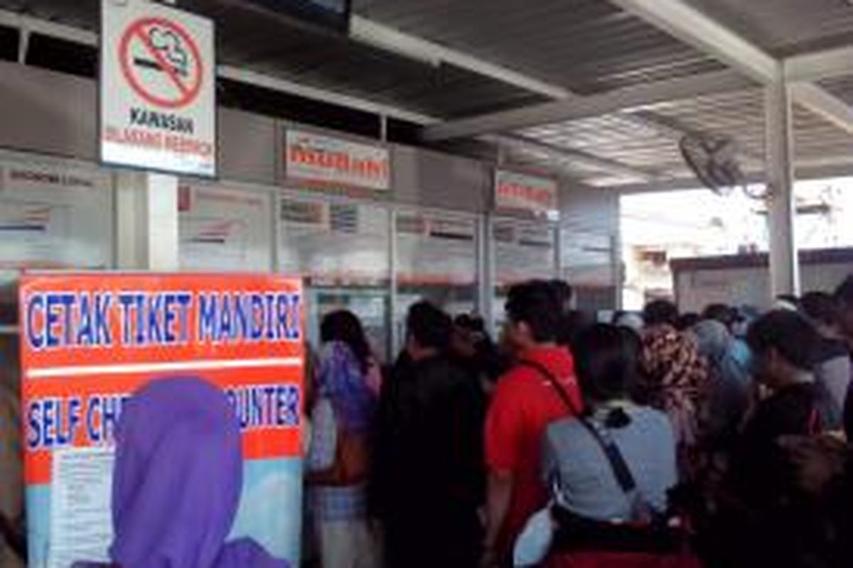 Antrian tiket kereta jarak jauh di Stasiun Bekasi