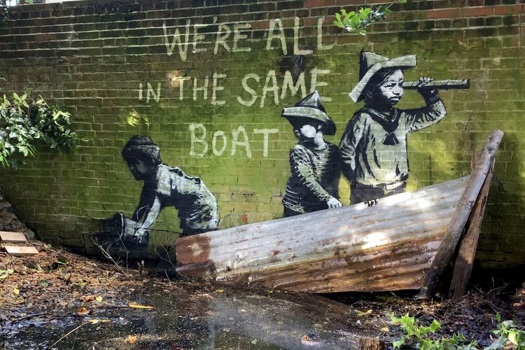 Seni jalanan yang muncul di dinding Nicholas Everitt Park, yang diyakini merupakan karya baru seniman jalanan Banksy, di Lowestoft, Inggris, Sabtu, 7 Agustus 2021.