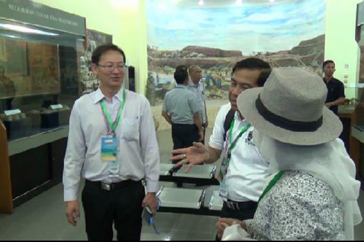 Wakil Gubernur Pattani Thailand, Luechai Charoensup (tengah) saat berdiskusi di Museum Timah Indonesia Pangkal Pinang, Kepulauan Bangka Belitung, Kamis (28/9/2017).