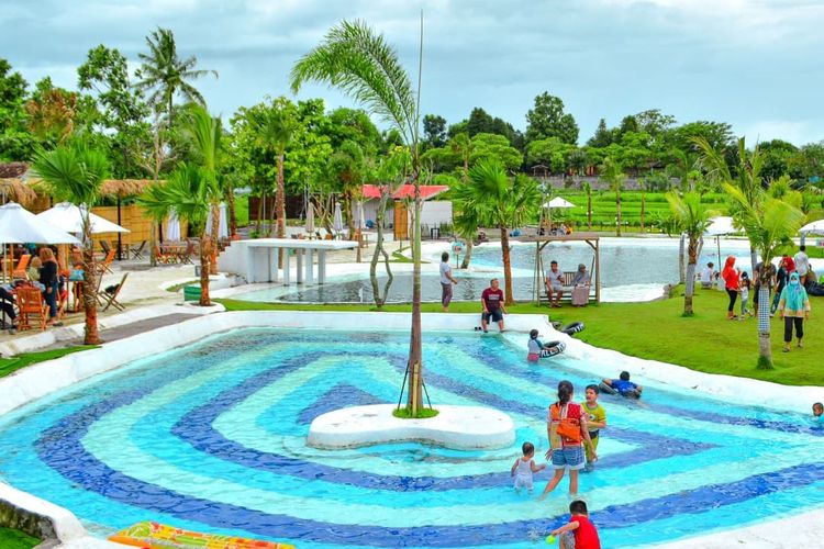 Bale Rantjah Park di Boyolali menjadi tempat wisata air dan kuliner kekinian dengan konsep beach club yang bisa ditemukan di Bali.