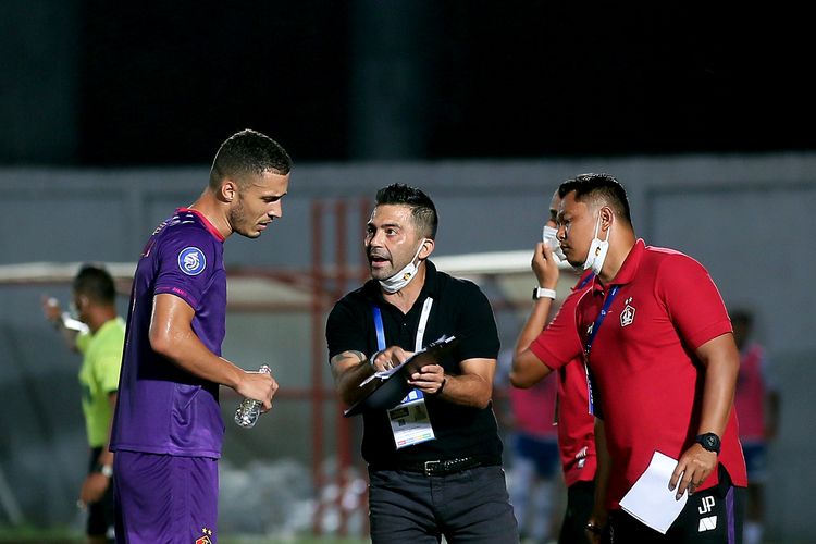 Pelatih Persik Kediri Javier Roca berdiskusi taktik dengan pemain asing Arthur Felix dieslar-sela pertandingan pada pekan 17 Liga 1 2021-2022 melawan Persib Bandung yang berakhir dengan skor 0-1 di Stadion Sultan Agung Bantul, Minggu (12/12/2021) sore.