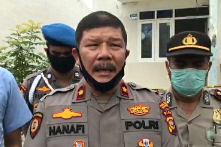 Kapolsek Tenayan Raya Kompol M Hanafi Tanjung saat diwawancarai wartawan usai olah TKP pada kasus ibu diduga bunuh dua anaknya lalu gantung diri di Jalan Palembang, Kelurahan Sialang Rampai, Kecamatan Tenayan Raya, Kota Pekanbaru, Riau, Selasa (17/11/2020).