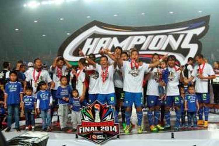 Pemain Persib Bandung bersama anak-anak mereka meluapkan kegembiraan usai pengalungan medali juara final Indonesia Super League (ISL) 2014 di Stadion Gelora Sriwijaya, Jakabaring, Palembang, Jumat (7/11/2014). Persib berhasil menjadi juara ISL 2014 setelah mengalahkan Persipura Jayapura lewat babak adu penalti.