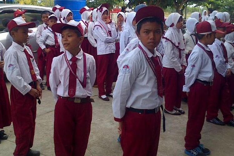 Anak anak TKI yang orang tuanya bekerja di Sabah Malysia turut menyambut kedatangan Jokowi. Mereka berharap pemerintah memberi perhatian terhadap pendidikan anak anak TKI. 
