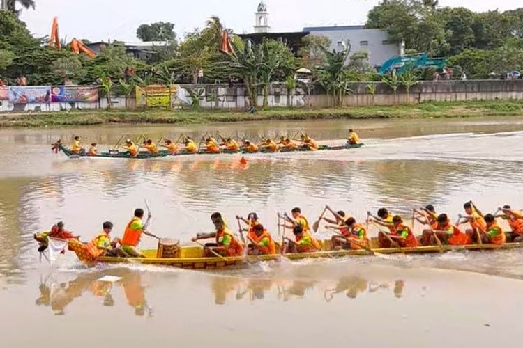 Ilustrasi mendayung perahu naga, pada Festival Peh Cun