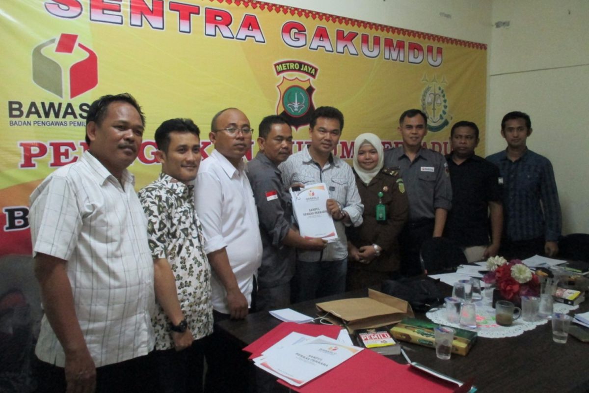 Bawaslu Kota Jakarta Barat menyerahkan barang bukti atribut kampanye Caleg DPRD DKI Jakarta Dapil 10 Mohammad Arief yang menyebarkan atribut tersebut kepada guru-guru dalam acara Musyawarah Guru Mata Pelajaran di SMP 127 Kebon Jeruk.