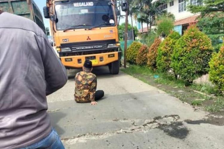 Seorang anggota Dewan Perwakilan Rakyat Daerah (DPRD) Kabupaten Bogor, Jawa Barat, nekat mengadang truk tambang di Ruas Jalan Raya Ciseeng-Gunung Sindur, pada Senin (21/2/2022) siang.