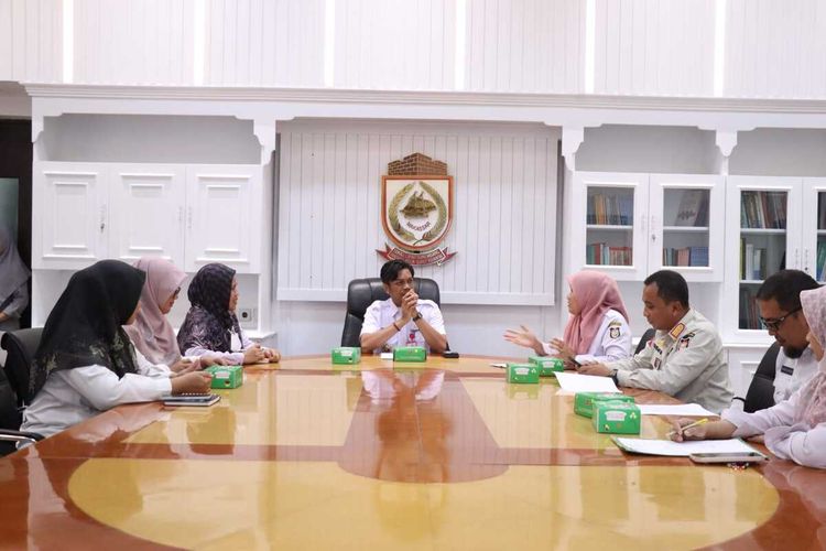 Penjabat (Pj) Sekretaris Daerah (Sekda) Kota Makassar, Firman Hamid Pagarra menerima audiensi dari Dinas Kesehatan Kota Makassar terkait kawasan tanpa rokok di Balai Kota, Rabu (24/01/2024).