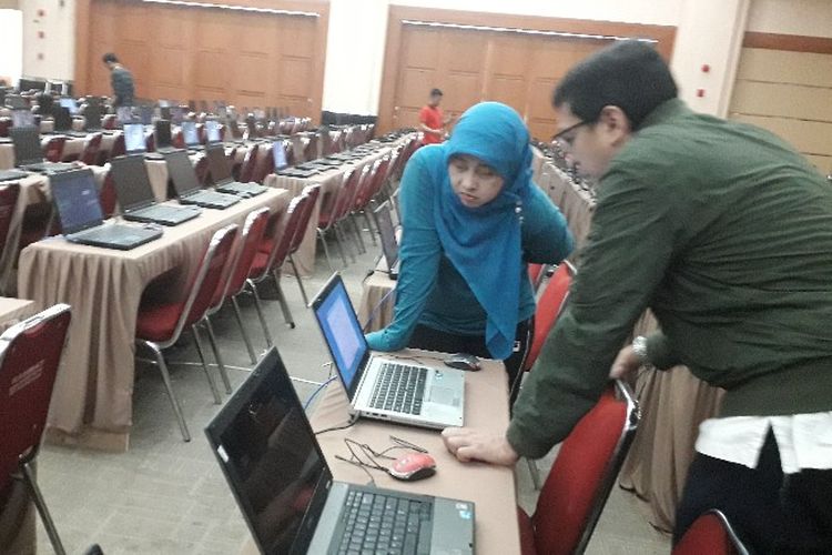 Tim Badan Kepegawaian Negara beserta Suku Badan Kepegawaian Jakarta Barat melakukan pengecekan kesiapan tes Computer Assited Test (CAT) untuk CPNS yang akan digelar di ruang MH. Thamrin, gedung B kantor Wali Kota Jakarta Barat pada Jumat (26/10/2018).