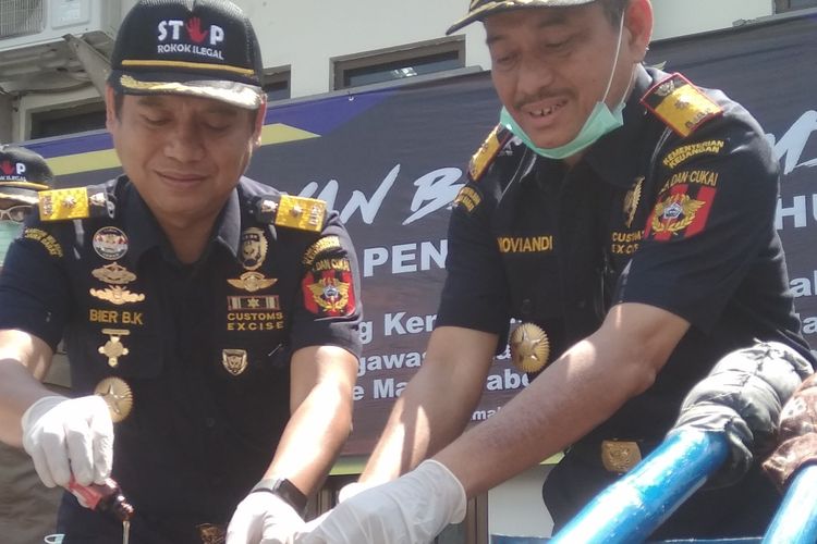 Pejabat Bea Cukai Tasikmalaya memusnahkan barang bukti rokok dan liquid vape ilegal di kantornya, Selasa (26/3/2019)