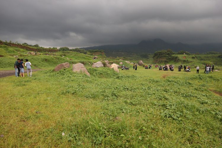 Suasana di Ranu Manduro, padang rumput bekas kawasan pertambangan, di Desa Manduro Manggung Gajah, Kecamatan Ngoro, Kabupaten Mojokerto Jawa Timur.