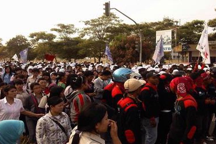 Buruh di Batam Mulai Parade