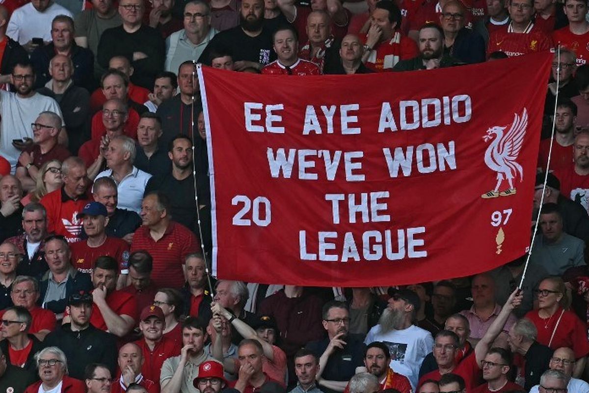 Liverpool memastikan gelar juara Premier League setelah pesta gol 5-1 atas Tottenham Hotspur pada Minggu (27/4).