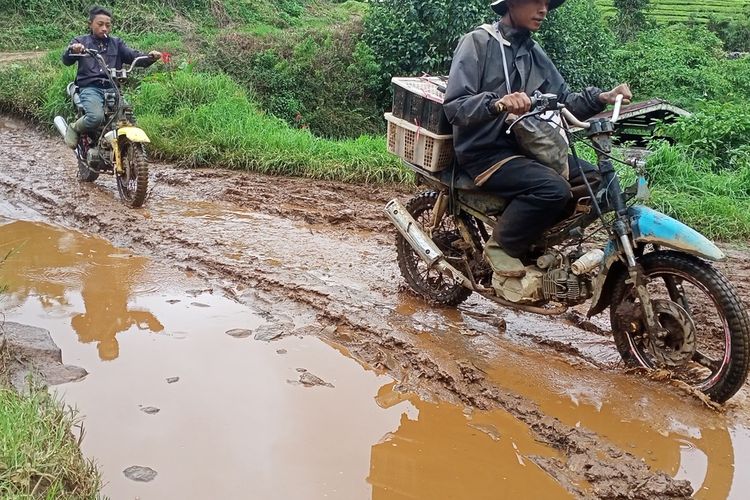 Warga Desa Sugihmukti dan Desa Tenjolaya, Kecamatan Pasirjambu, Kabupaten Bandung, Jawa Barat mengeluhkan ihwal kondisi jalan penghubung antara Kabupaten Bandung, Cianjur dan Garut yang tak kunjung diperbaiki.