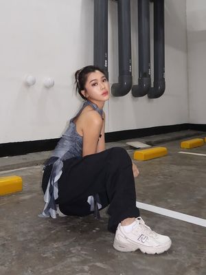 Gabriella Ekaputri mengenakan baju ala street style untuk Imlek.