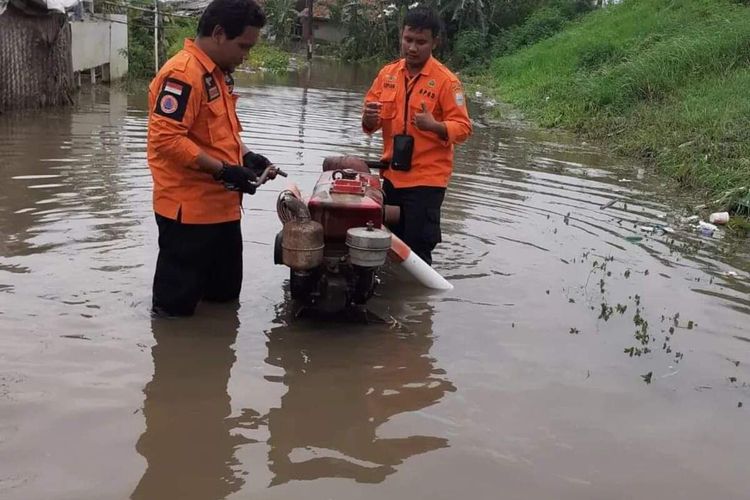 Satgas BPBD Karawang tengah menyedot air banjir genangan di Rengasdengklok, Karawang, Jawa Barat, Selasa (3/1/2023)