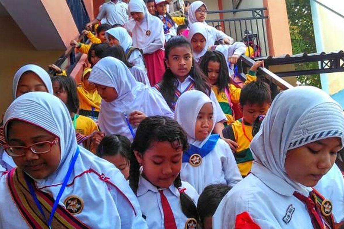 Para kakak asuh di SDN 2 Cakranegara menemani murid kelas satu, mengenali lingkungan sekolah.