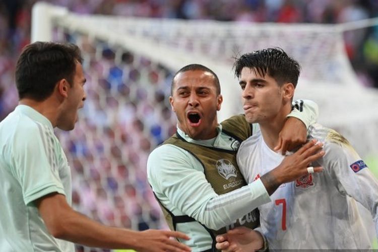 Alvaro Morata (kanan) merayakan golnya pada laga 16 besar Euro 2020 antara Kroasia vs Spanyol yang dihelat di Stadion Parken, Senin (28/6/2021),