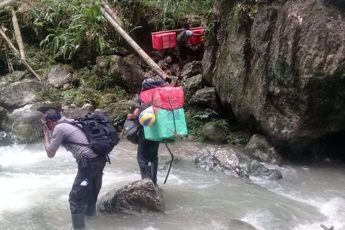 Cerita Pengawas Pemilu Pulau Seram, Tiga Hari Menyusuri Hutan Belantara Antar Logistik Pemilu ke Desa Terpencil 