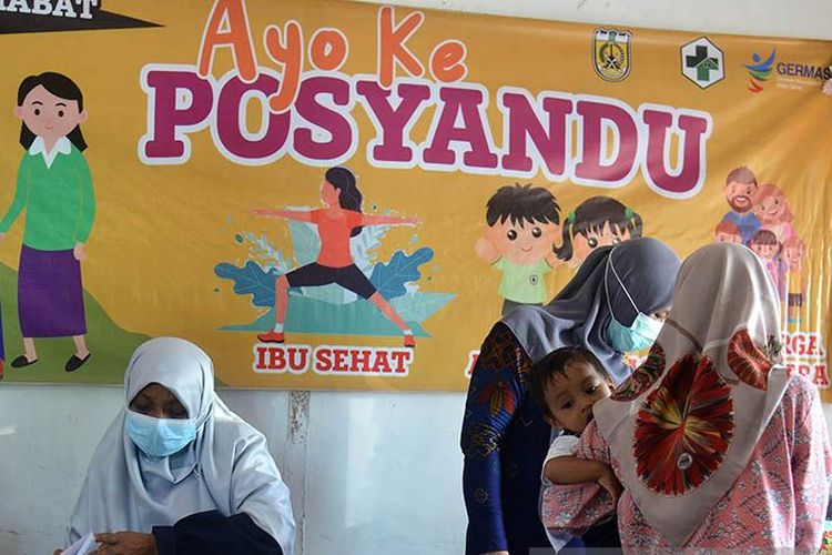 Warga membawa anaknya untuk divaksinasi saat berlangsung imunisasi di Posyandu, Kuta Alam, Banda Aceh, Aceh, Selasa (19/7/2022).
