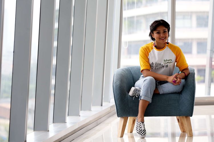 Nirina Zubir pemeran Emak dalam film Keluarga Cemara saat mengunjungi kantor Redaksi Kompas.com di Menara Kompas, Jakarta, Senin (26/11/2018). Film Keluarga Cemara akan tayang di bioskop 3 Januari 2019 mendatang.