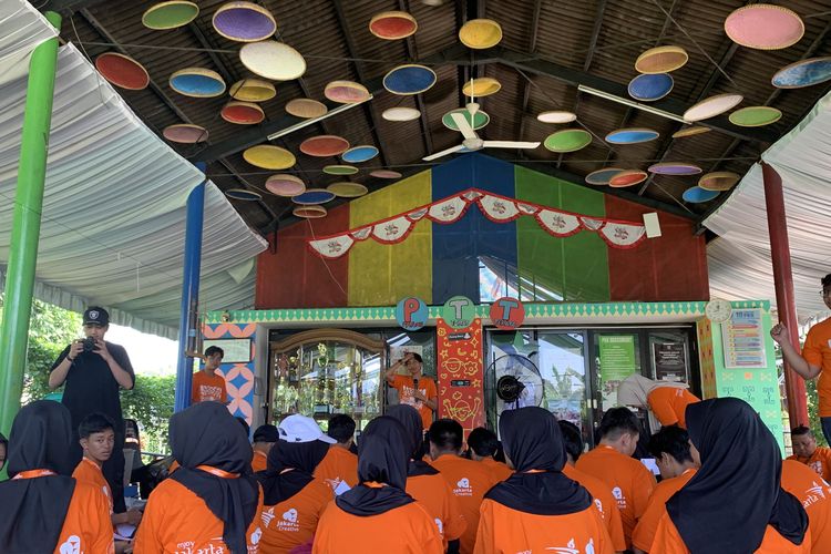 Bila ingin beraktivitas di dalam ruangan, silakan menyambangi bangunan RPTRA Payung Tunas Teratai. 

Bangunan RPTRA Payung Tunas Teratai diresmikan pada Februari 2017 oleh mantan Gubernur DKI Jakarta, Basukj Tjahja Purnama.