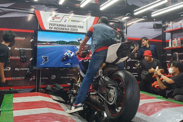 Foto : MotoGP Mandalika 2023, Pertamina Bawa Simulator MotoGP dari Italia