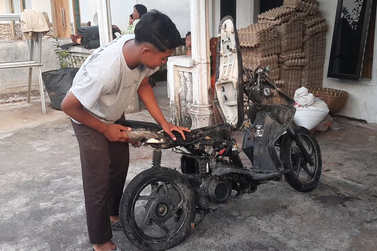 Tofa mekihat kondisi sepeda motor miliknya yang rusak akibat ternawa banjir lahar Semeru