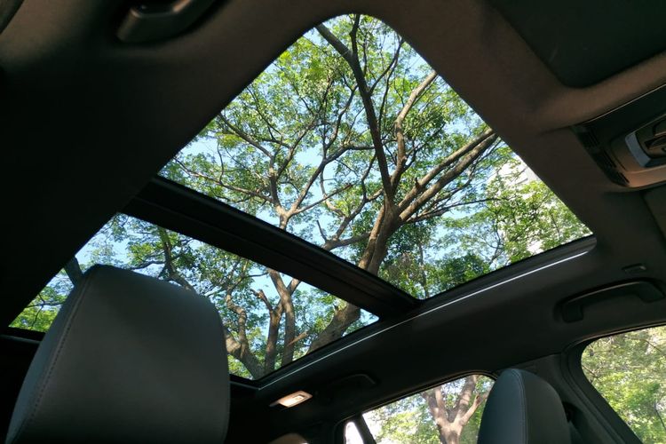 Atap BMW X1dipasangi panoramic roof dan sun roof