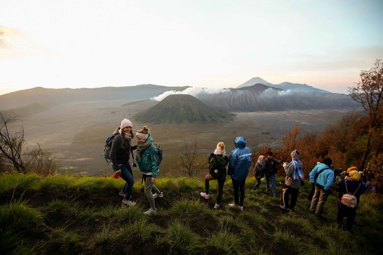 Pengunjung berfoto di lokasi wisata Bukit Cinta, Pasuruan, Jawa Timur, Sabtu (4/11/2017). Bukit Cinta menjadi alternatif menyaksikan matahari terbit di kawasan wisata Gunung Bromo. 