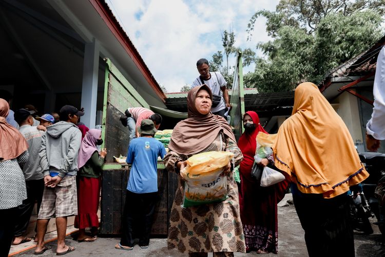 Penyaluran bantuan pangan di Lumajang, Senin (14/10/2024)