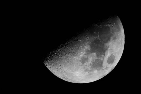 Malam Ini Fenomena Bulan Tampak Setengah Lingkaran