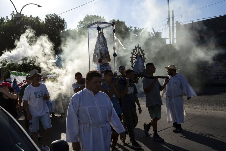 Peziarah berjalan dalam prosesi merayakan hari raya pelindung Paraguay, Our Lady of Caacupe, umumnya dikenal sebagai Perawan Biru, di distrik La Matanza, Buenos Aires, Argentina, Kamis, 8 Desember 2022.