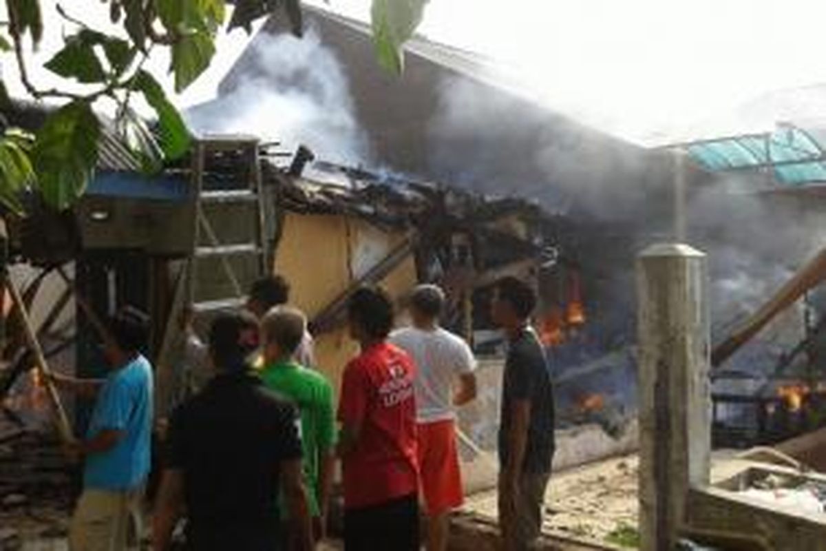 Sebuah rumah di RT 06 RW 09 Jalan Cawang Baru, Cipinang Cimpedak, Jakarta Timur, yang memang sengaja ditinggal kosong penghuninya, mendadak terbakar. Kamis (26/11/2015)