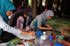Sambut Tahun Baru, Para Perempuan Borobudur Melukis Tampah