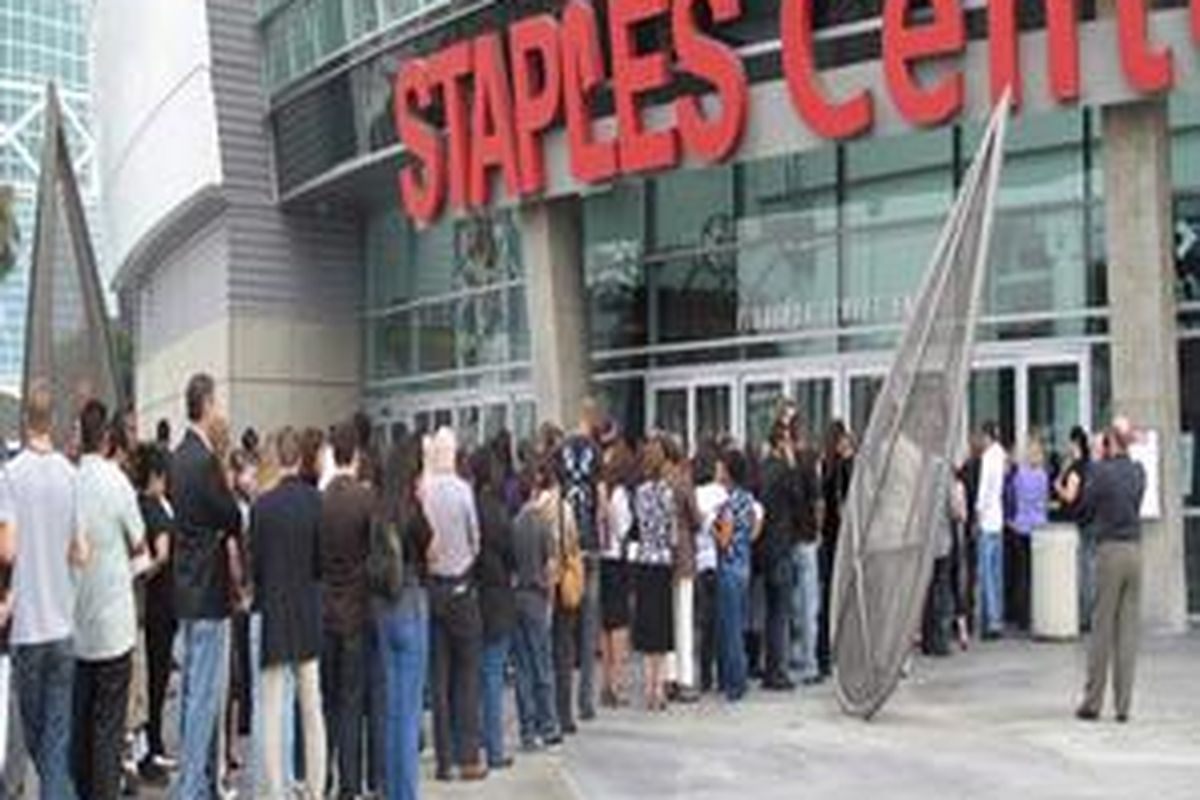 Ribuan fans Jacko memadati Staples Center untuk menyaksikan upacara pelepasan jenazah megabintang itu