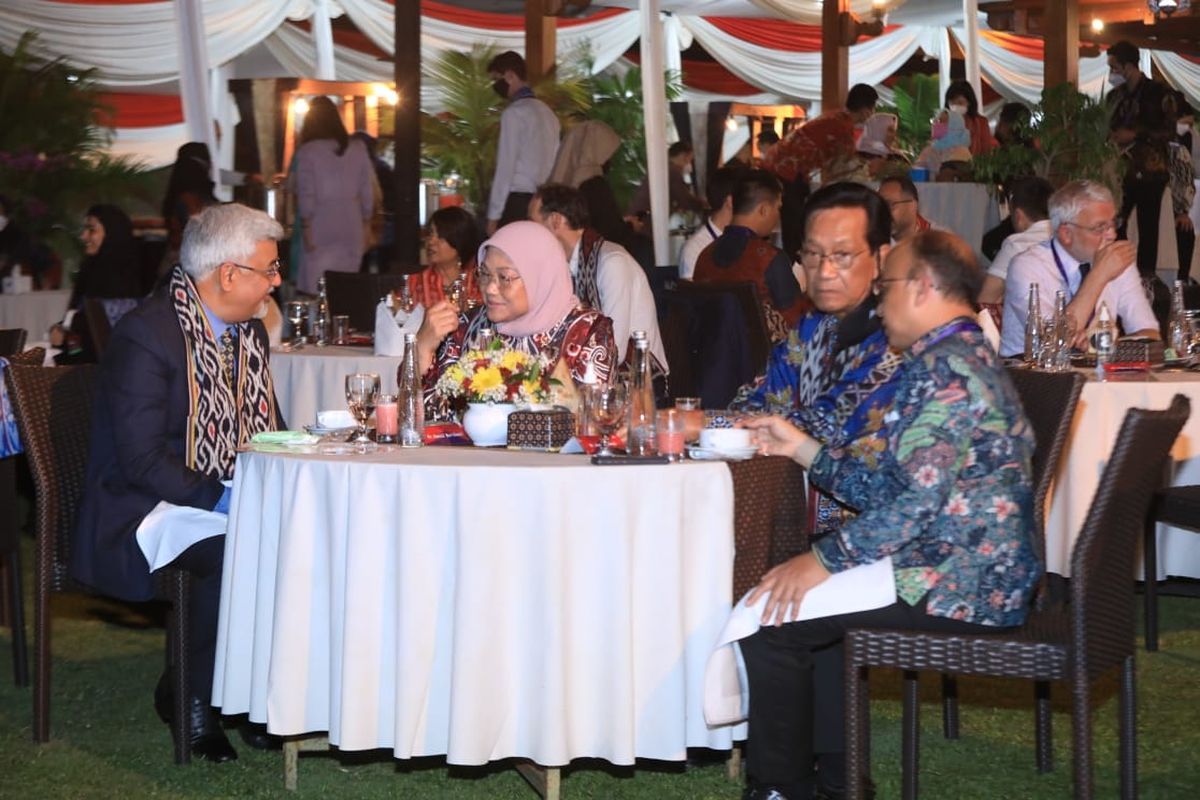 Menteri Ketenagakerjaan (Menaker) Ida Fauziyah menyapa para tamu delegasi dari negara anggota G20 saat gala dinner di Yogyakarta, Selasa (10/5/2022).