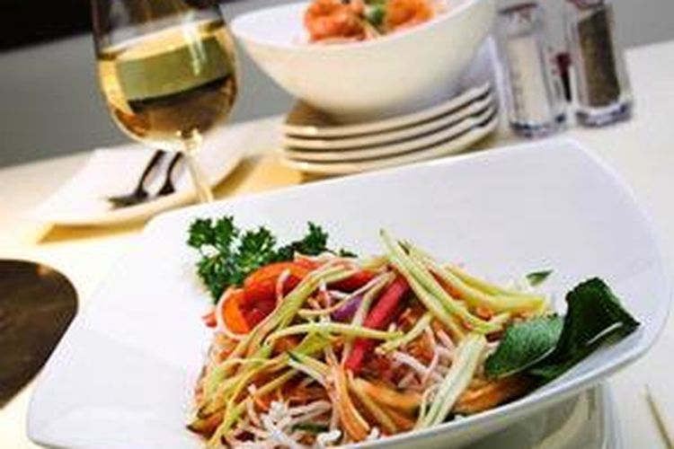 Untuk sambal mangga, pilih mangga yang muda atau mengkal.