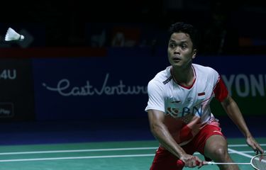 Pemain tunggal putra Indonesia, Anthony Sinisuka Ginting bertanding melawan tunggal putra Denmark, Viktor Axelsen pada babak perempat final Indonesia Open 2022 di Istora Senayan, Jumat (17/6/2022). Langkah Anthony Ginting harus terhenti usai kalah rubber game dengan skor 13-21, 21-19, 9-21.