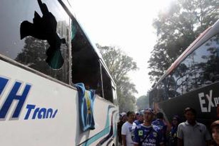 Bus yang membawa suporter tim sepak bola Persib rusak di bagian kaca setelah diserang massa, terlihat di kawasan Gasibu, Bandung, Jawa Barat, Minggu (9/11/2014). Penyerangan terjadi saat rombongan suporter Persi melintasi kawasan Pasar Rebo, Jakarta, usai menyaksikan pertandingan final ISL 2014 di Palembang.