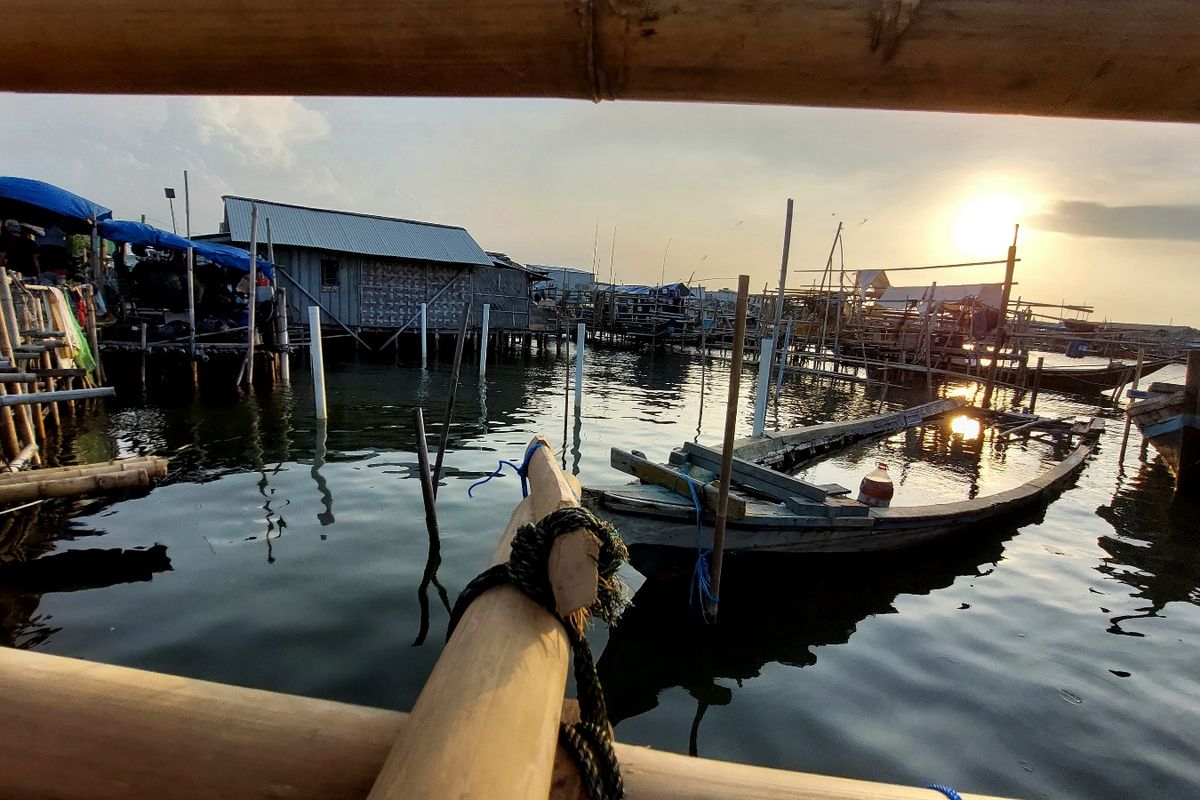 Matahari terbenam di ujung Kampung Nelayan Kamal Muara, Penjaringan, Jakarta Utara,  Jumat (29/7/2022)