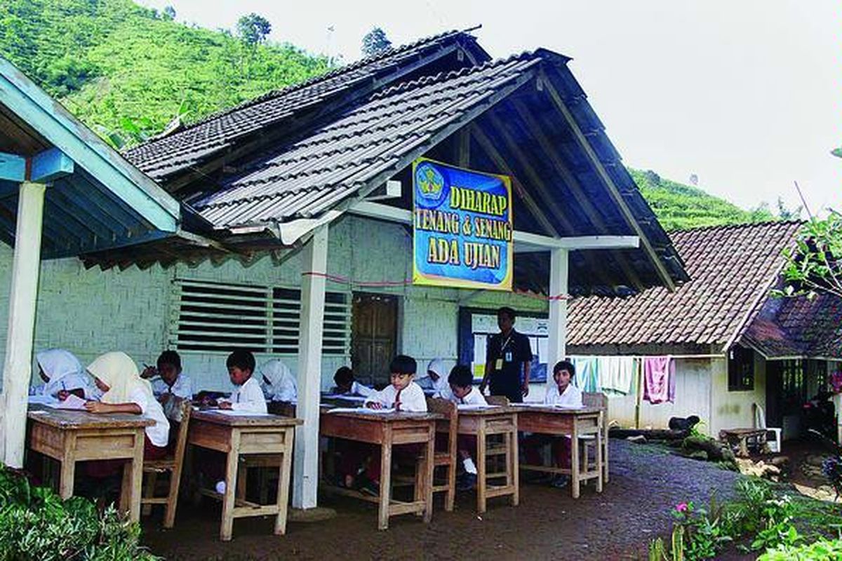 Sebanyak 51  siswa kelas VI SD Negeri Pakis 3 Kecamatan Panti, Kabupaten Jember, Jawa Timur, melaksanakan ujian nasional di pelataran rumah warga dan pelataran sekolah karena gedung sekolah mereka rusak diterjang  angin puting beliung.